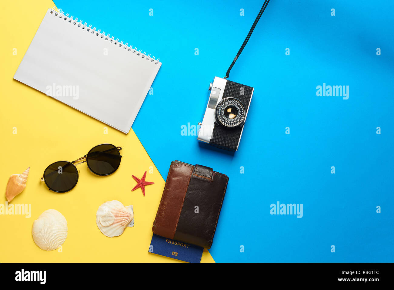 Flach Konzept traveler Zubehör auf gelben Hintergrund mit leeren Platz für Text. Draufsicht auf Reisen oder im Urlaub. Sommer Hintergrund. Stockfoto