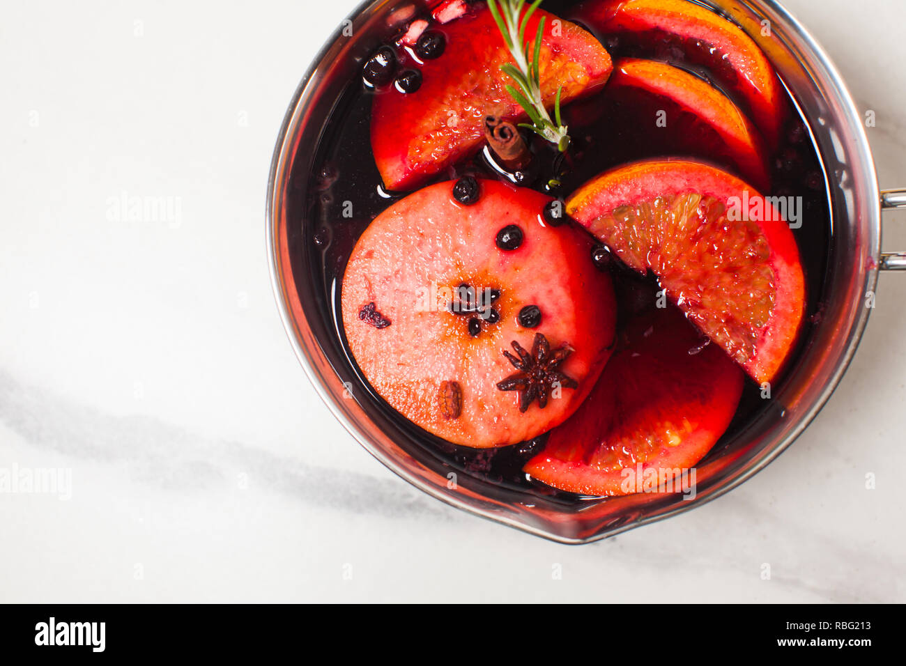 Glühwein - heißes Getränk mit Zitrusfrüchten, Apple und Gewürze in Kasserolle schließen oben mit Kopie Raum Stockfoto