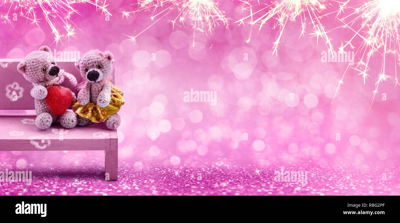 Valentinstag, Konzept. Paar süßen Bären mit Herz auf rosa Licht bokeh Hintergrund. Stockfoto