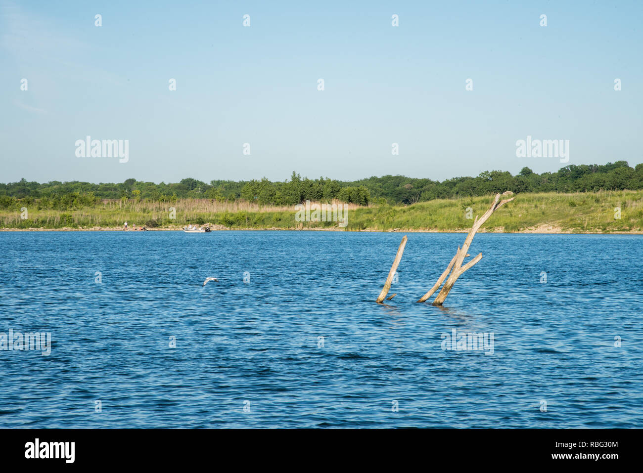 Bolingbrook, Illinois, United States-June 8,2017: Leute Angeln am Ufer und vom Boot aus an whalon See in Bolingbrook, Illinois Stockfoto