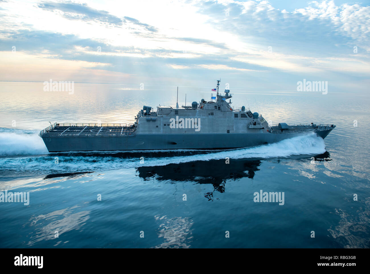 180711-N-N 0101-374 Lake Michigan (11. Juli 2018) Die Zukunft Littoral Combat Ship USS Wichita (LCS 13) führt Abnahmetests, das sind die letzten bedeutenden Meilenstein bevor ein Schiff der Marine geliefert. LCS-13 ist eine schnelle, agile, fokussiert - mission Plattform für Betrieb in der Nähe von Off-shore-Umgebungen sowie der offene Ozean. Sie ist dafür ausgelegt, asymmetrischen Bedrohungen wie Minen, ruhig Diesel-U-Boote und schnelle Oberfläche Handwerk zu besiegen. (U.S. Marine Foto mit freundlicher Genehmigung von Lockheed Martin/Freigegeben) Stockfoto