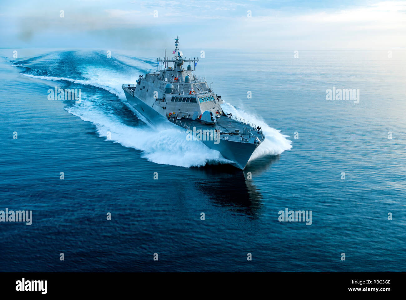 180711-N-N 0101-377 Lake Michigan (11. Juli 2018) Die Zukunft Littoral Combat Ship USS Wichita (LCS 13) führt Abnahmetests, das sind die letzten bedeutenden Meilenstein bevor ein Schiff der Marine geliefert. LCS-13 ist eine schnelle, agile, fokussiert - mission Plattform für Betrieb in der Nähe von Off-shore-Umgebungen sowie der offene Ozean. Sie ist dafür ausgelegt, asymmetrischen Bedrohungen wie Minen, ruhig Diesel-U-Boote und schnelle Oberfläche Handwerk zu besiegen. (U.S. Marine Foto mit freundlicher Genehmigung von Lockheed Martin/Freigegeben) Stockfoto