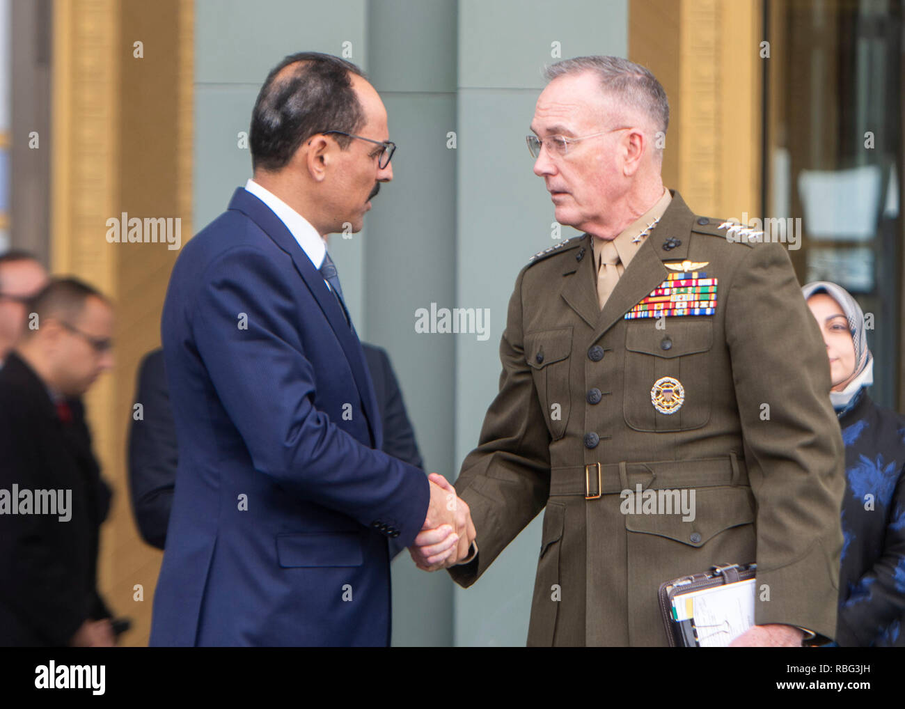 Der nationale Sicherheitsberater John Bolton und Marine Corps Gen. Joe Dunford, Vorsitzender des Generalstabs, Treffen mit türkischen nationalen Sicherheitsberater Ibrahim Kalin im Presidential Komplex in Ankara, Türkei, Jan. 8, 2019. (DOD Foto von Marine Petty Officer 1st Class Dominique A. Pineiro) Stockfoto