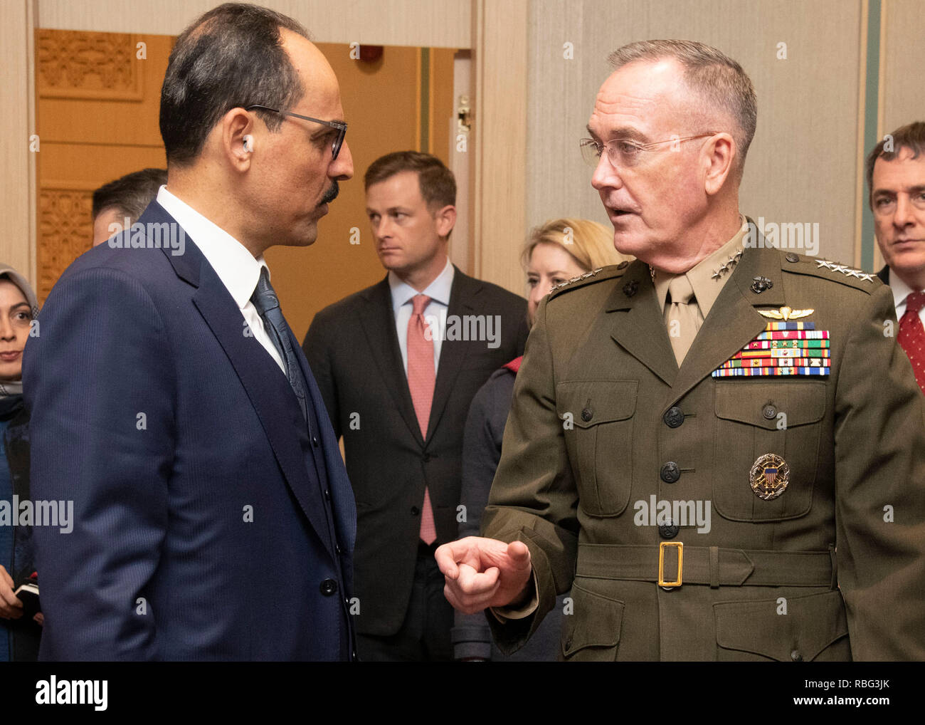 Der nationale Sicherheitsberater John Bolton und Marine Corps Gen. Joe Dunford, Vorsitzender des Generalstabs, Treffen mit türkischen nationalen Sicherheitsberater Ibrahim Kalin im Presidential Komplex in Ankara, Türkei, Jan. 8, 2019. (DOD Foto von Marine Petty Officer 1st Class Dominique A. Pineiro) Stockfoto