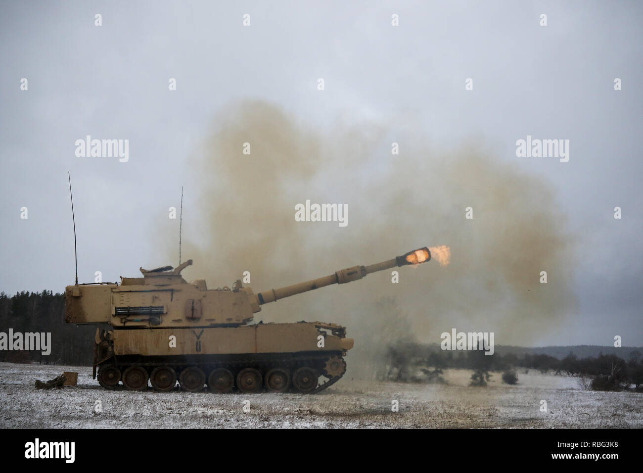 Ein M109A6 Paladin, Bravo Batterie zugewiesen, 1st Battalion, 82nd Field Artillery Regiment, 1st Armored Brigade Combat Team, 1.Kavallerie Division, feuert seine Waffe auf eine Reihe während Tabelle 6 Qualifikationen auf U.S. Army Garrison Grafenwöhr in Bayern, Deutschland, Jan. 9, 2019. Ironhorse Soldaten sind in Deutschland in ihrer Rotation in ganz Europa in der Nähe der atlantischen Lösen. (U.S. Army National Guard Foto von Sgt. Lisa Reben, 382 Öffentliche Angelegenheiten Loslösung, 1 ABCT, 1 CD-/Freigegeben) Stockfoto