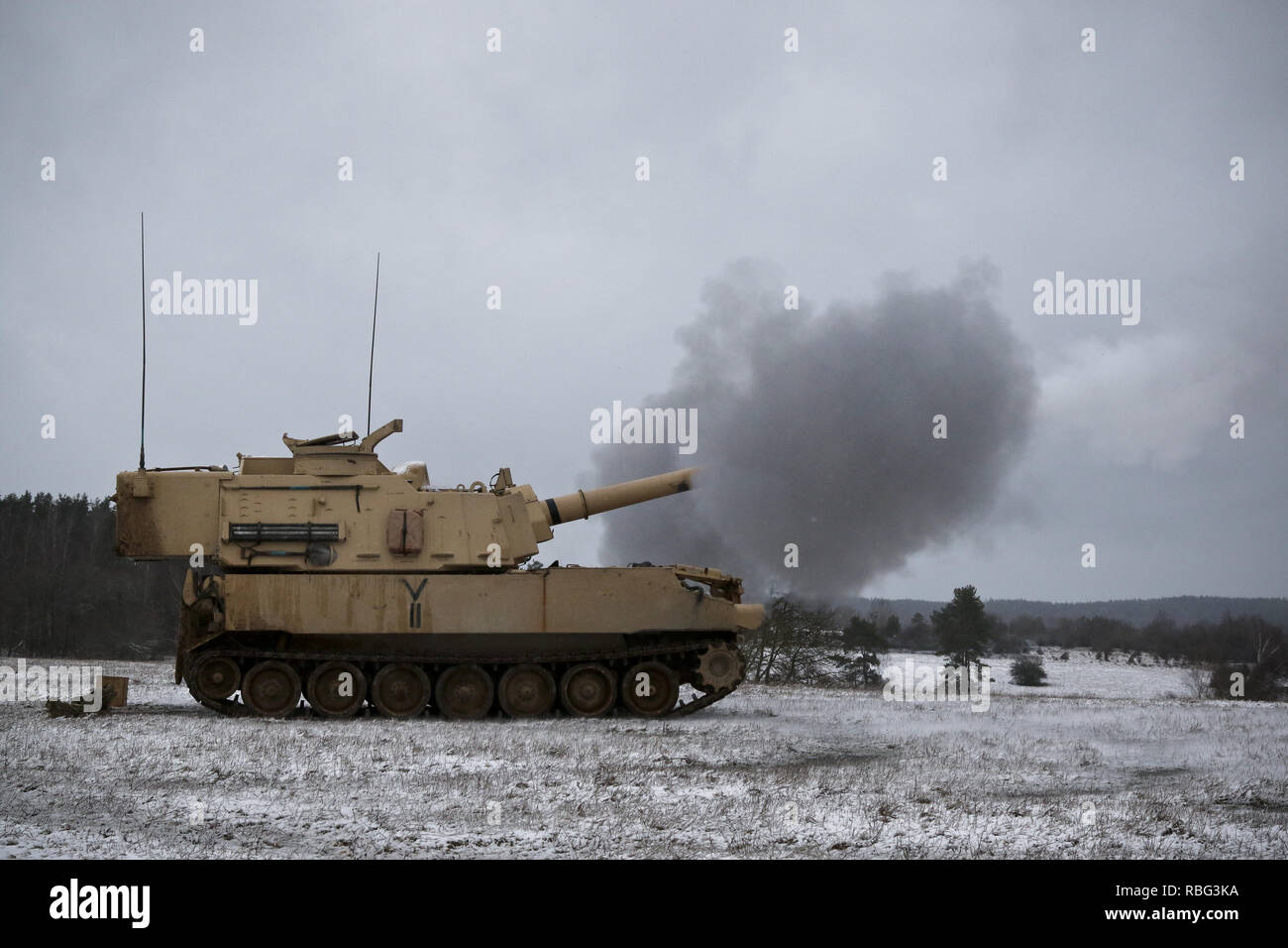 Ein M109A6 Paladin, Bravo Batterie zugewiesen, 1st Battalion, 82nd Field Artillery Regiment, 1st Armored Brigade Combat Team, 1.Kavallerie Division, feuert seine Waffe auf eine Reihe während Tabelle 6 Qualifikationen auf U.S. Army Garrison Grafenwöhr in Bayern, Deutschland, Jan. 9, 2019. Ironhorse Soldaten sind in Deutschland in ihrer Rotation in ganz Europa in der Nähe der atlantischen Lösen. (U.S. Army National Guard Foto von Sgt. Lisa Reben, 382 Öffentliche Angelegenheiten Loslösung, 1 ABCT, 1 CD-/Freigegeben) Stockfoto