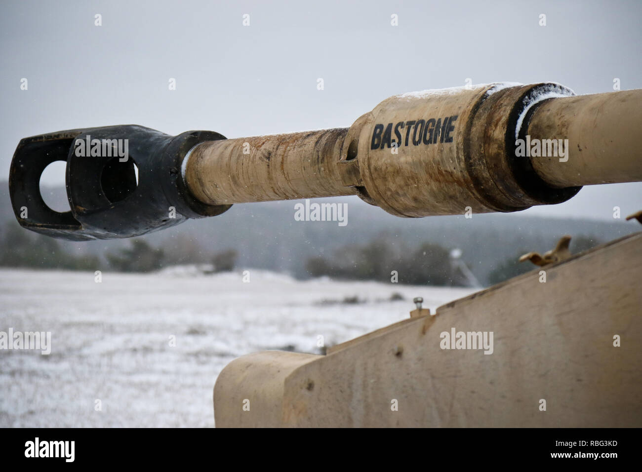 Ein M109A6 Paladin, Bravo Batterie zugewiesen, 1st Battalion, 82nd Field Artillery Regiment, 1st Armored Brigade Combat Team, 1.Kavallerie Division, zeigt seine wichtigste Waffe, mit seinen Namen emblazened", Bastogne, "auf einer Strecke während Tabelle 6 Qualifikationen auf U.S. Army Garrison Grafenwöhr in Bayern, Deutschland, Jan. 9, 2019. Ironhorse Soldaten sind in Deutschland in ihrer Rotation in ganz Europa in der Nähe der atlantischen Lösen. (U.S. Army National Guard Foto von Sgt. Lisa Reben, 382 Öffentliche Angelegenheiten Loslösung, 1 ABCT, 1 CD-/Freigegeben) Stockfoto