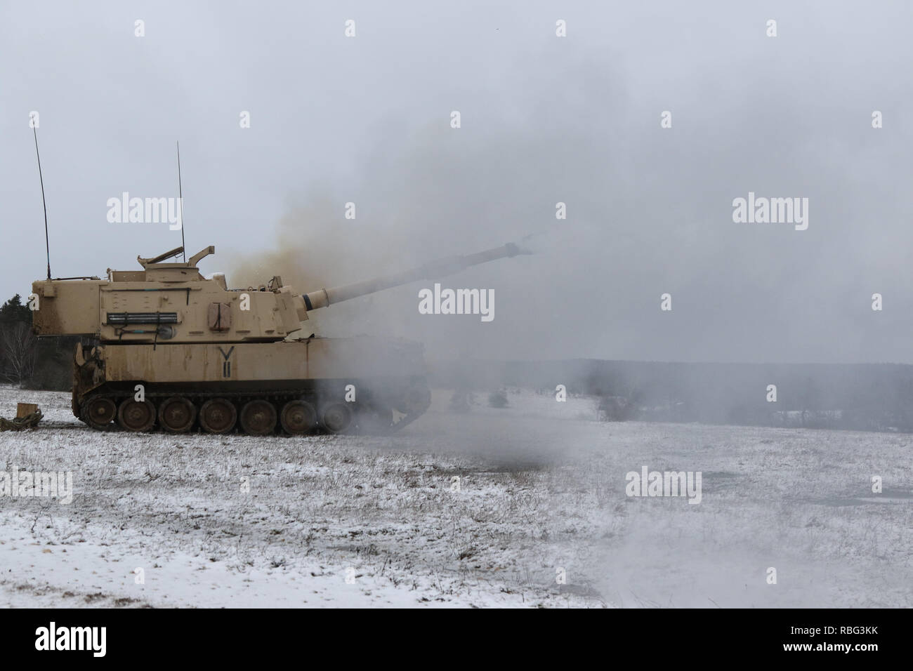 Ein M109A6 Paladin, Bravo Batterie zugewiesen, 1st Battalion, 82nd Field Artillery Regiment, 1st Armored Brigade Combat Team, 1.Kavallerie Division, feuert seine Waffe auf eine Reihe während Tabelle 6 Qualifikationen auf U.S. Army Garrison Grafenwöhr in Bayern, Deutschland, Jan. 9, 2019. Ironhorse Soldaten sind in Deutschland in ihrer Rotation in ganz Europa in der Nähe der atlantischen Lösen. (U.S. Army National Guard Foto von Sgt. Lisa Reben, 382 Öffentliche Angelegenheiten Loslösung, 1 ABCT, 1 CD-/Freigegeben) Stockfoto
