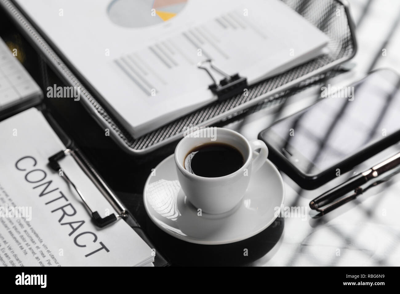 Die Unterzeichnung eines Vertrags für eine Tasse Kaffee close-up Stockfoto