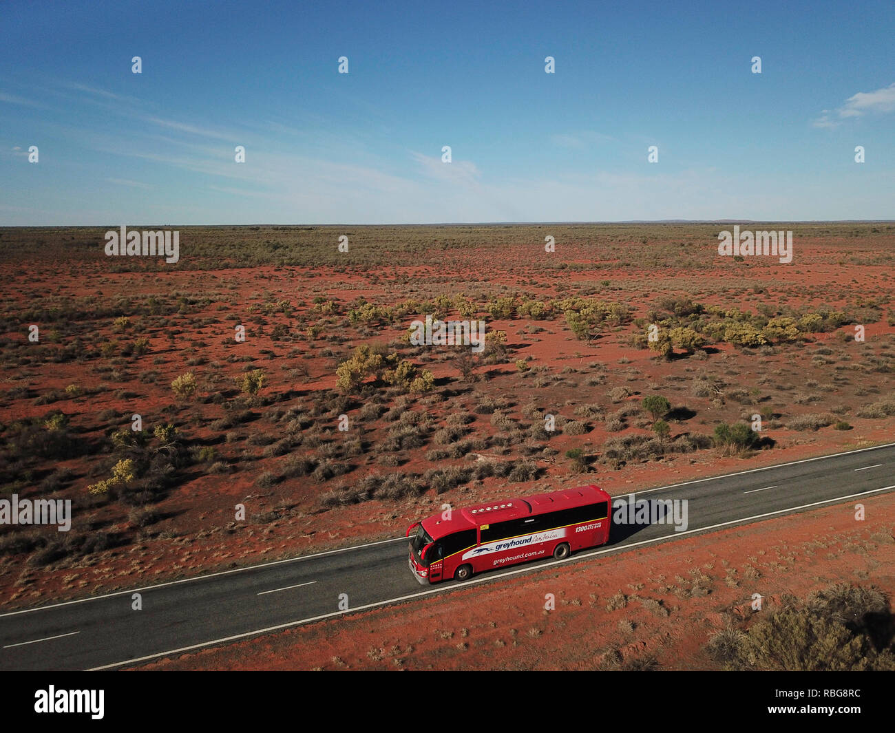 Greyhound Bus Service durch die rote Sandwüste Land westlich von wilcannia New South Wales Australien vorbei Stockfoto
