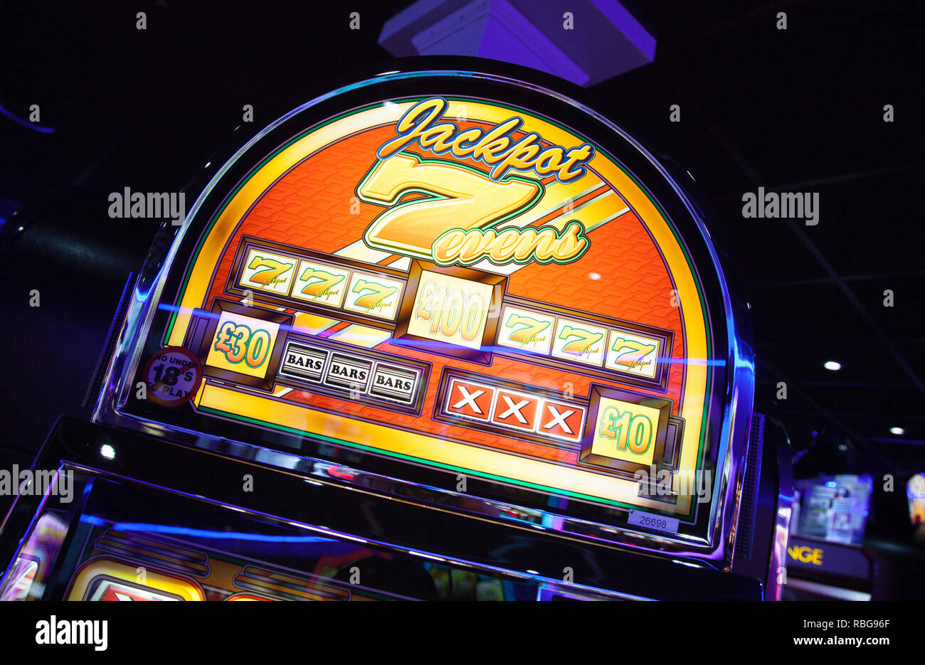 High-stakes Spiele/Wetten zu festen Quoten Terminals in einem Casino/Erwachsene nur Entertainment Center in Großbritannien Stockfoto