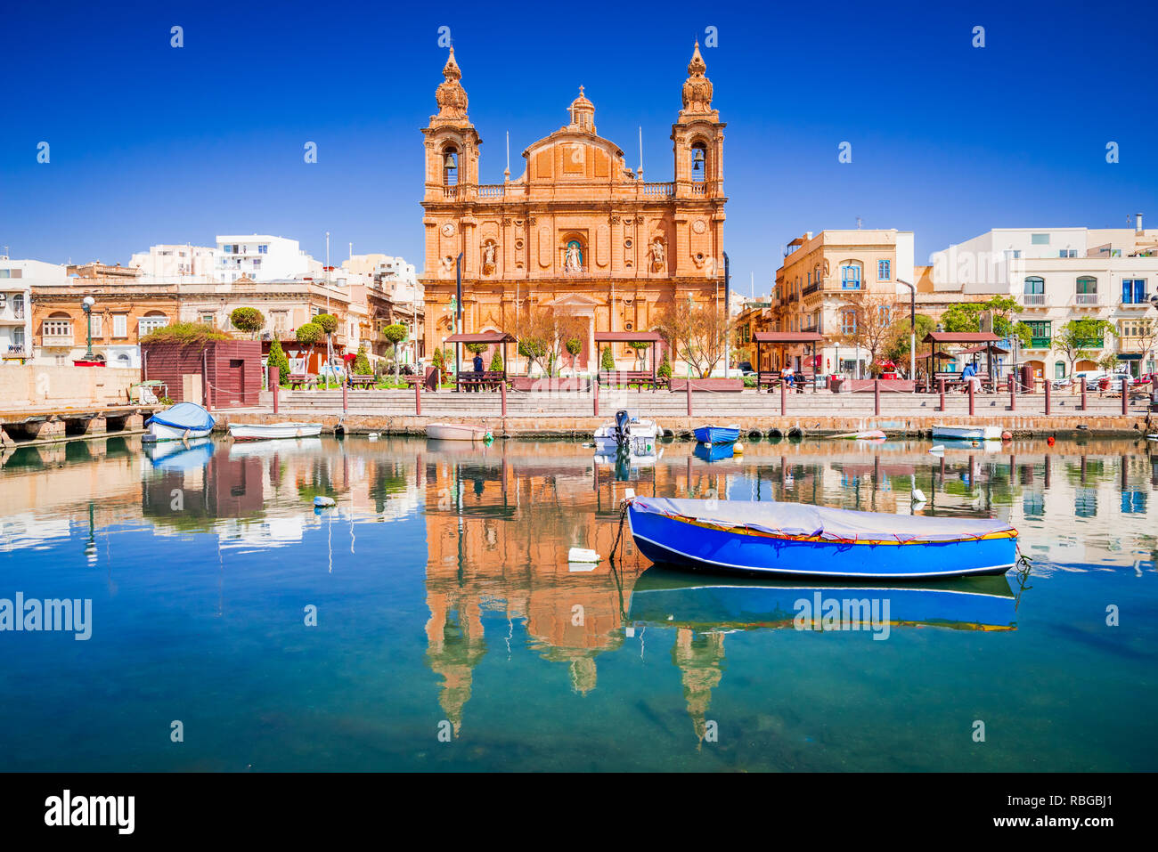 Valletta, Malta. Msida Marina Yacht und Kirche Reflexion in Wasser. Stockfoto
