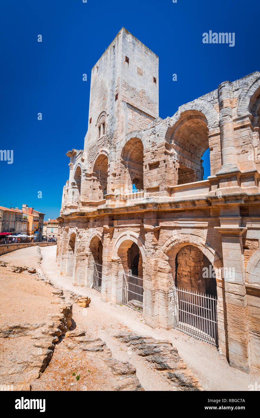 Arles, Frankreich. Antike römische Amphitheater (Arena) in der alten Provence Stadt. Stockfoto