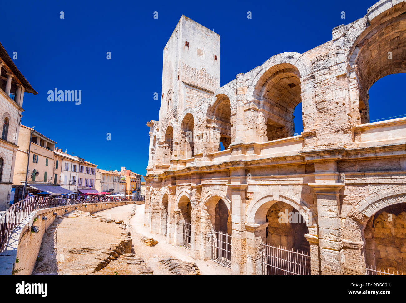 Arles, Frankreich. Antike römische Amphitheater (Arena) in der alten Provence Stadt. Stockfoto