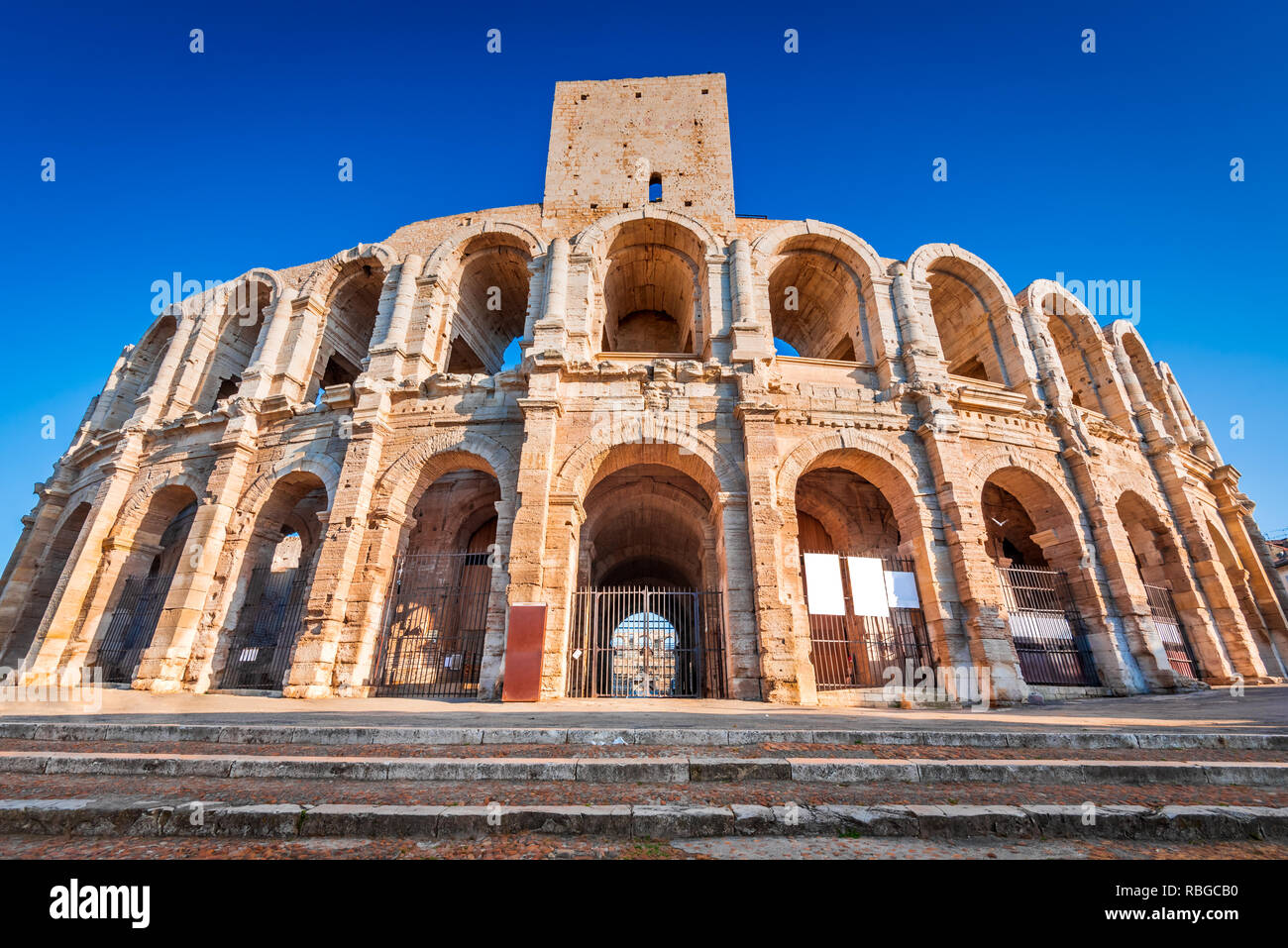 Arles, Frankreich. Antike römische Amphitheater (Arena) in der alten Provence Stadt. Stockfoto