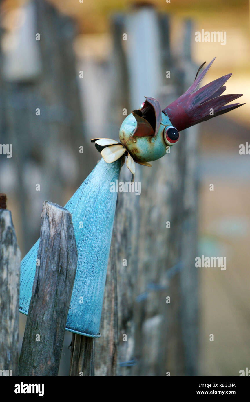 Ein Vogel, ein "Eurasischen Wren' Dekoration Abbildung auf einem Gartenzaun Stockfoto