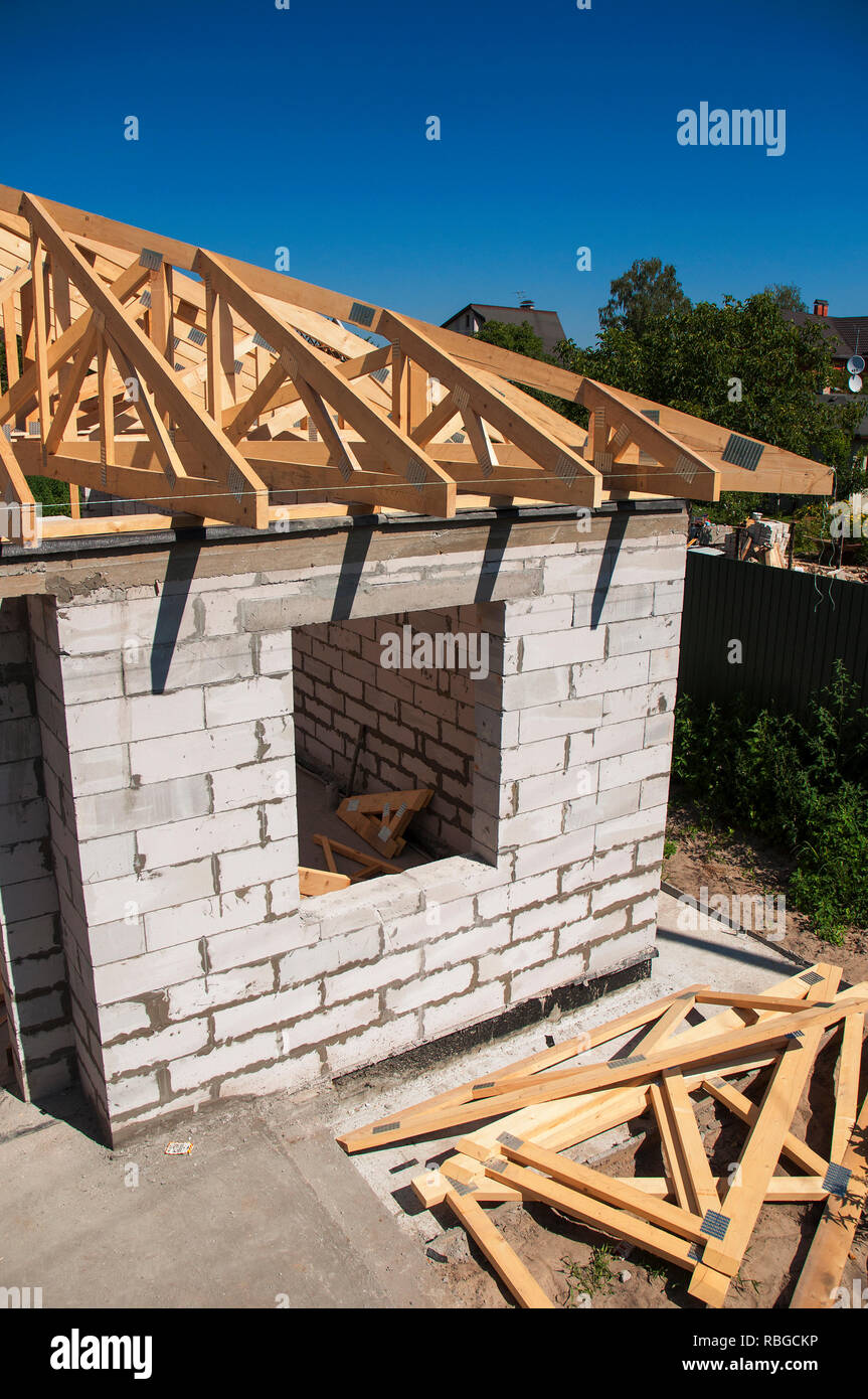 Dacharbeiten Haus bauen mit Porenbeton (AAC), auch bekannt als autoklaviert Porenbeton (ACC), autoklaviert Leichtbeton Stockfoto