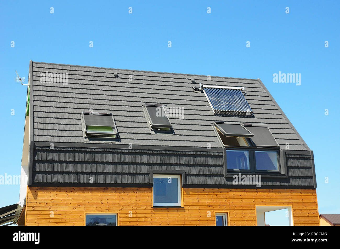 Energieeffizienz neue Passive House Building Konzept. Nahaufnahme von Solar Water Flächenheizung, Gauben, Sonnenkollektoren, Oberlichter, Lüftung und Klimaanlage Stockfoto