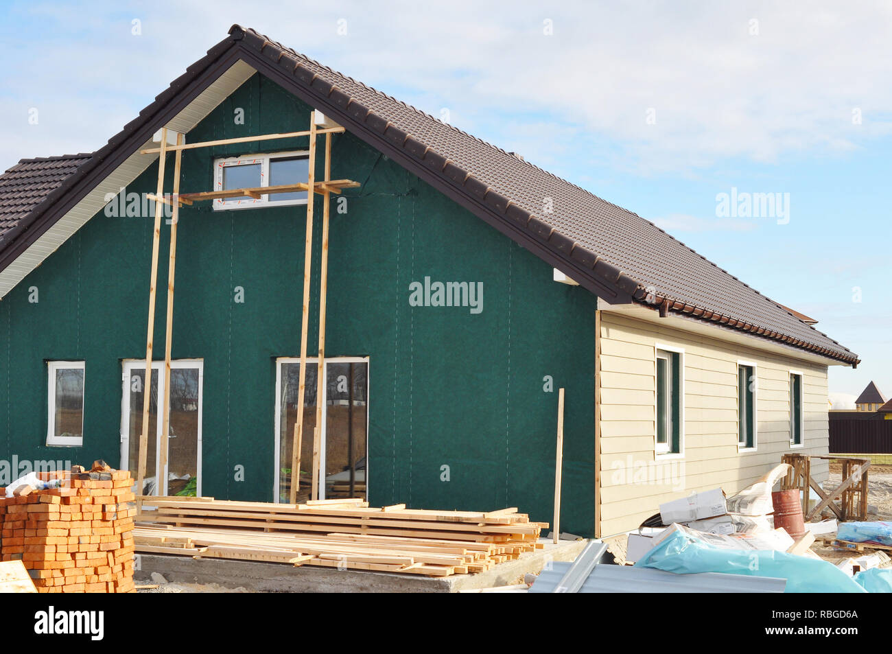 Gebäude neues Haus mit Kunststoff Abstellgleis und Isolierung der Membran auf Haus Außenwand. Haus Bau Stockfoto
