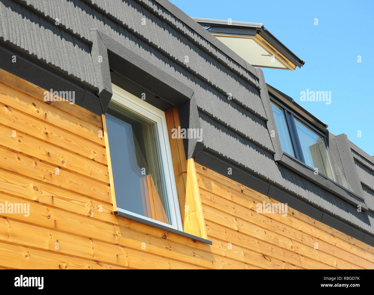 Moderne Dach- Konstruktion und Bau neues Haus mit Oberlichtern, Dachboden, Gauben und Dachfenster. Stockfoto