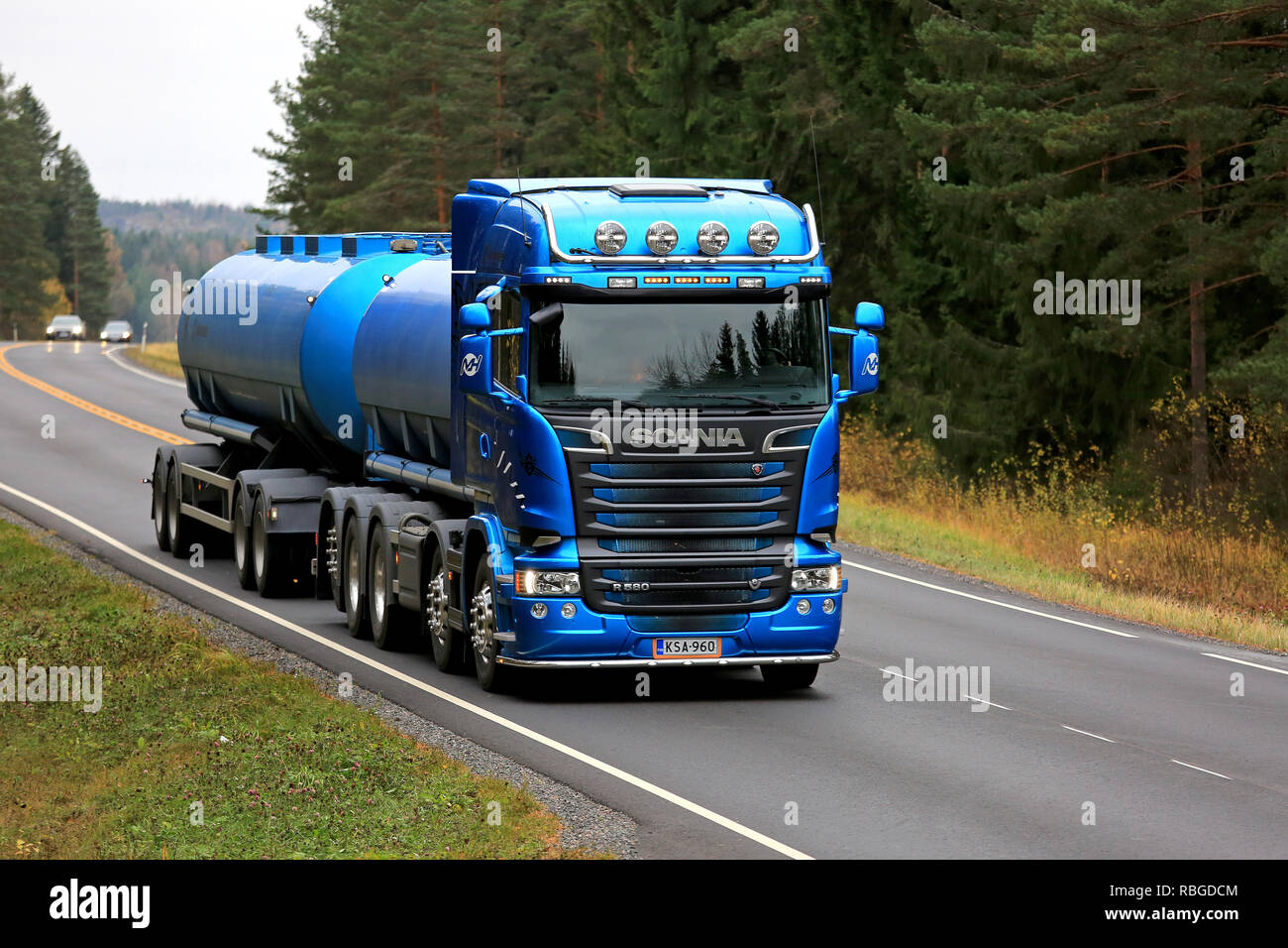 SALO, Finnland - 22. OKTOBER 2016: Schöne blaue Scania R 580 Tankwagen auf die ländliche Straße. Scanias neue Lkw-Bereich gewinnt internationalen Truck des Jahres 20. Stockfoto