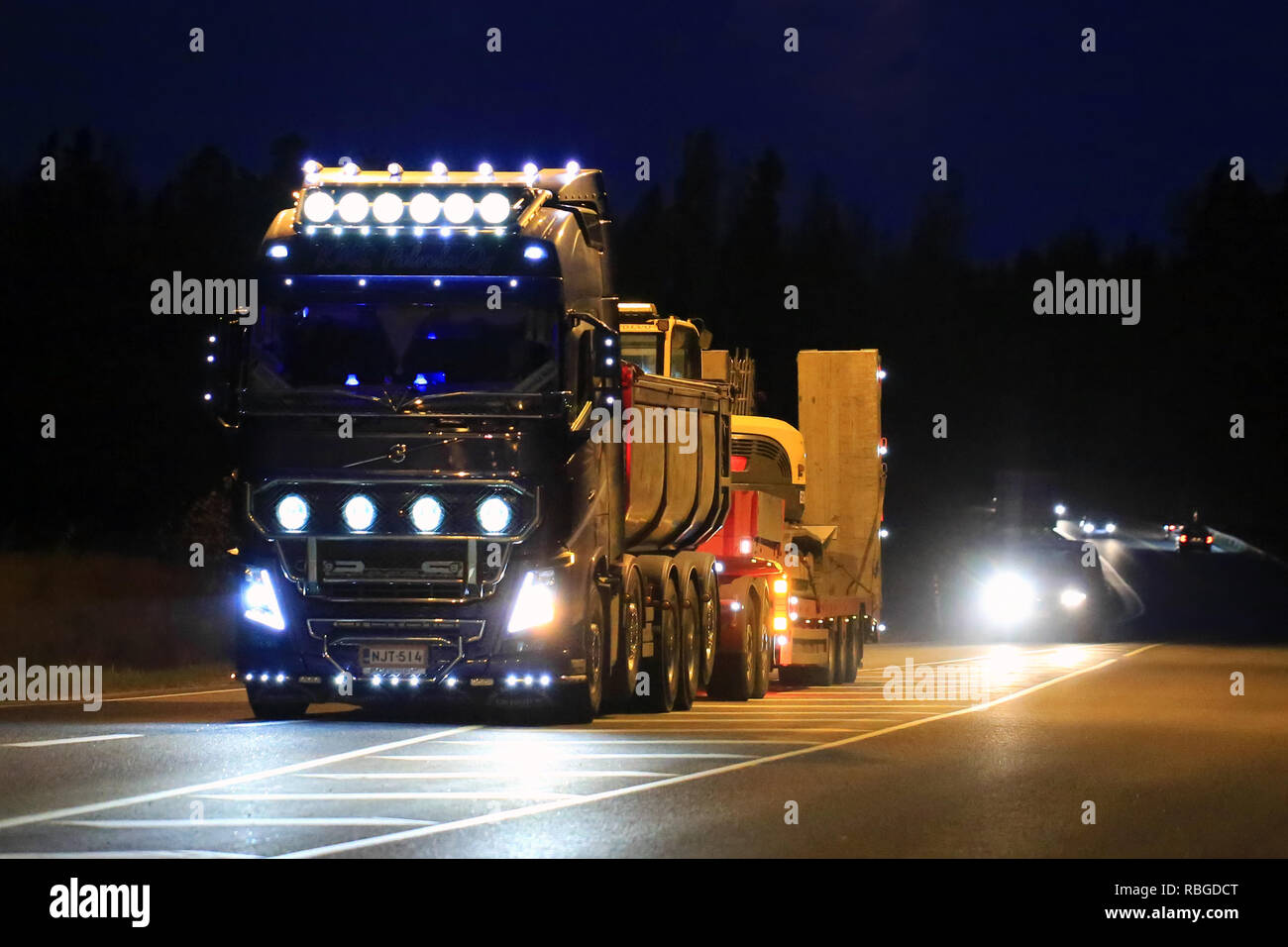 SALO, Finnland - 21. OKTOBER 2016: Blaue Volvo FH 16 Kung Fu Panda Show-truck von KMS Palvelu Oy mit heller Beleuchtung Zubehör Antriebe entlang der Autobahn in Stockfoto