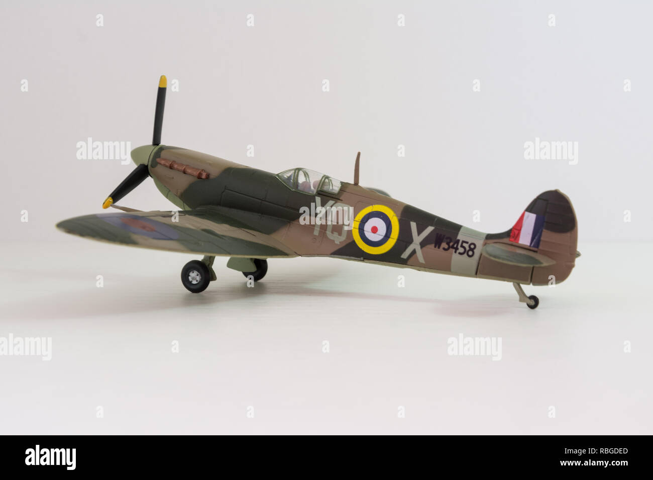 Supermarine Spitfire Alu-druckguss-Modell Mini, Weltkrieg 2 Flugzeug Replik auf weißem Hintergrund Stockfoto