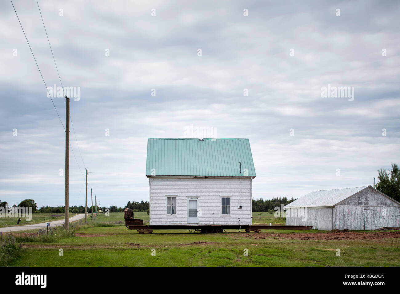 Hohe BANK, PRINCE EDWARD ISLAND, KANADA - Juli 11, 2018: Ein altes Bauernhaus auf einem Anhänger, in Vorbereitung verlegt werden. (Ryan Carter) Stockfoto