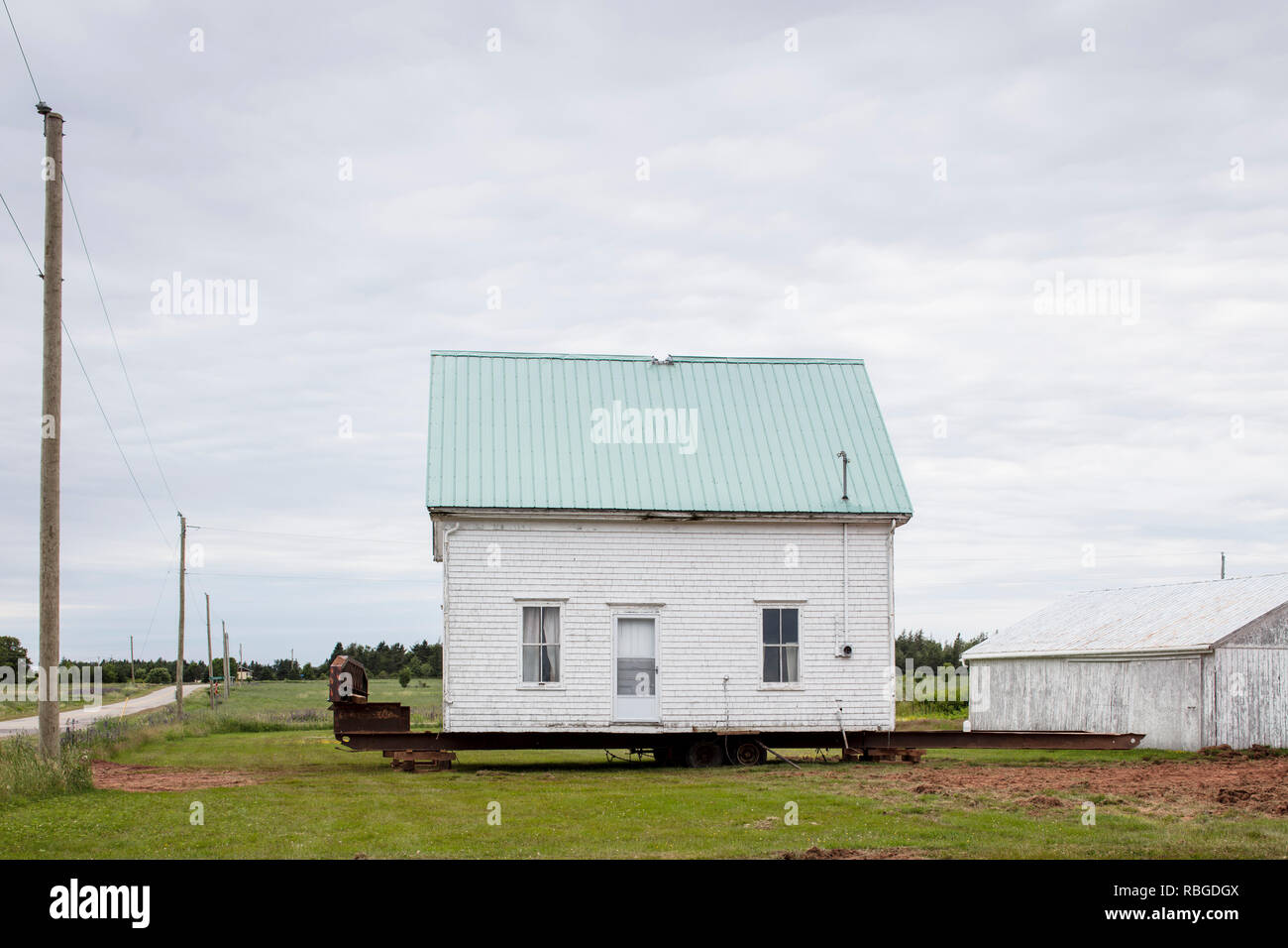 Hohe BANK, PRINCE EDWARD ISLAND, KANADA - Juli 11, 2018: Ein altes Bauernhaus auf einem Anhänger, in Vorbereitung verlegt werden. (Ryan Carter) Stockfoto