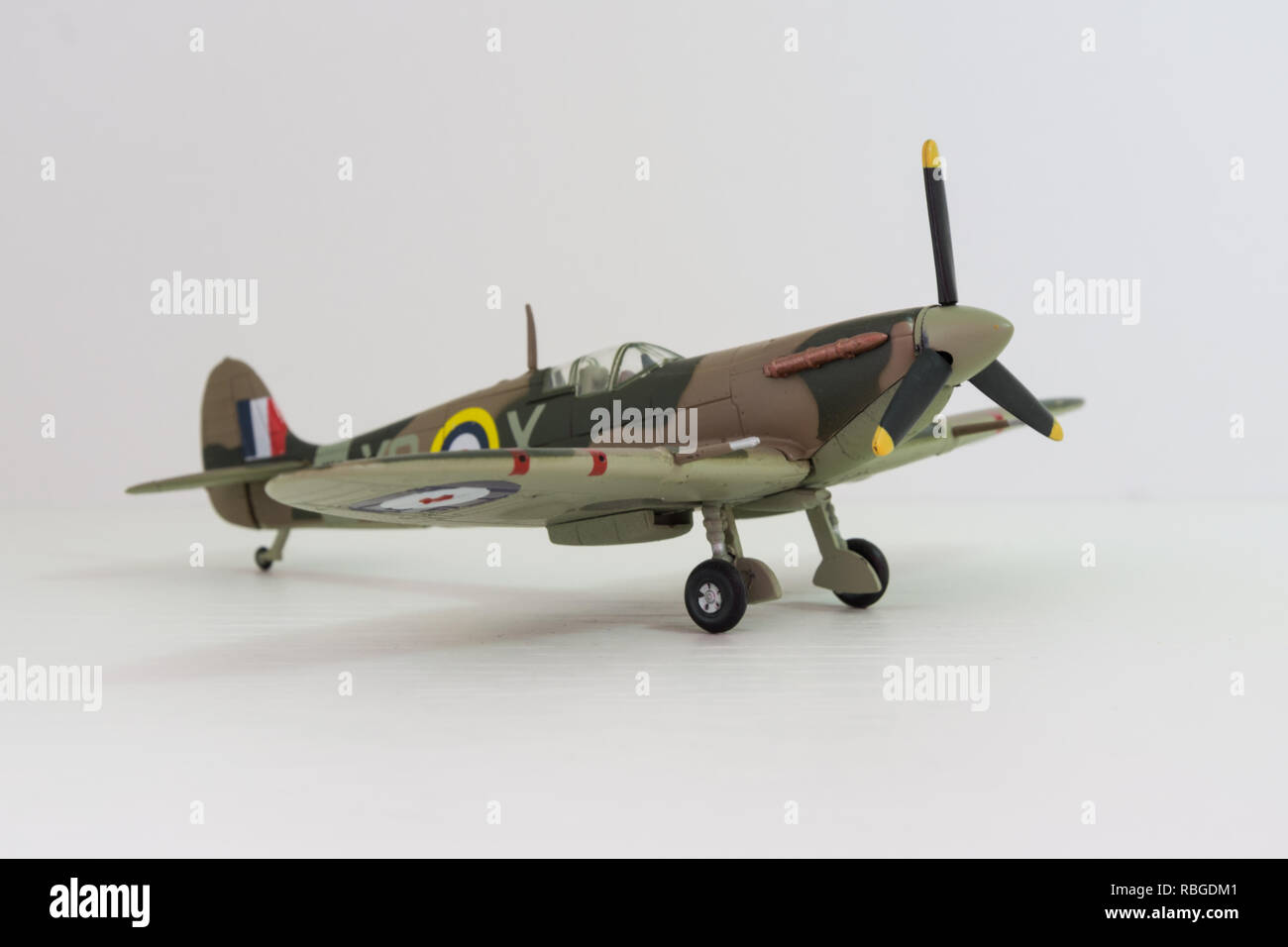 Supermarine Spitfire Alu-druckguss-Modell Mini, Weltkrieg 2 Flugzeug Replik auf weißem Hintergrund Stockfoto