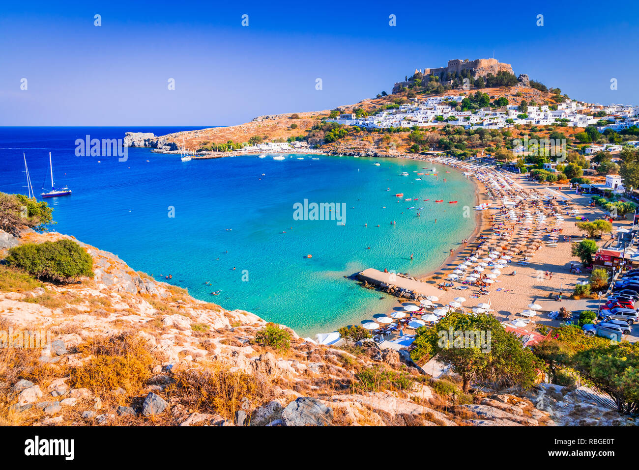 Rhodos Griechenland Kleine Weisse Dorf Lindos Und Die Akropolis Landschaft Der Insel Rhodos In Der Agais Stockfotografie Alamy
