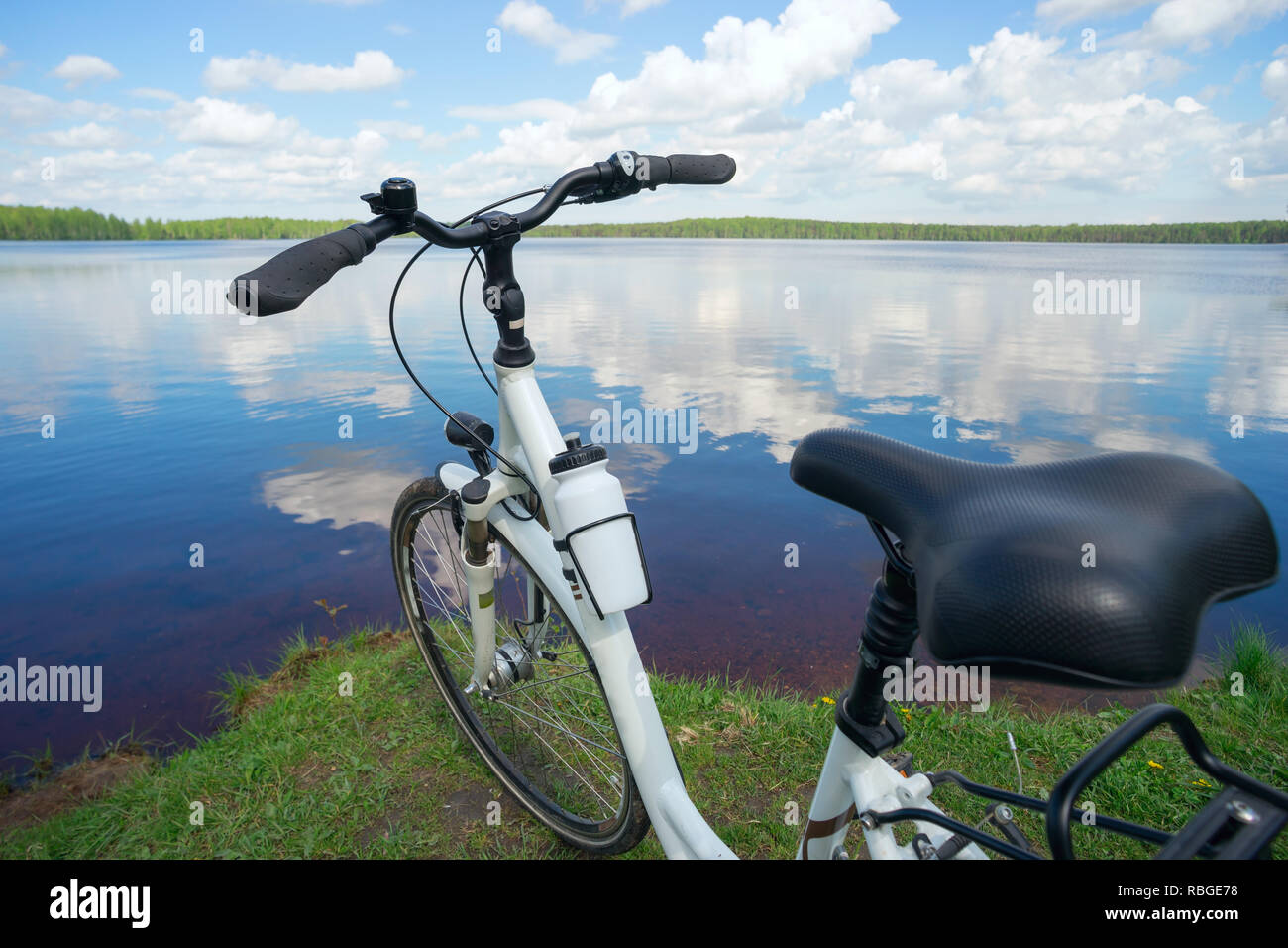 Das Fahrrad ist auf dem See an einem sonnigen Sommertag. Stockfoto