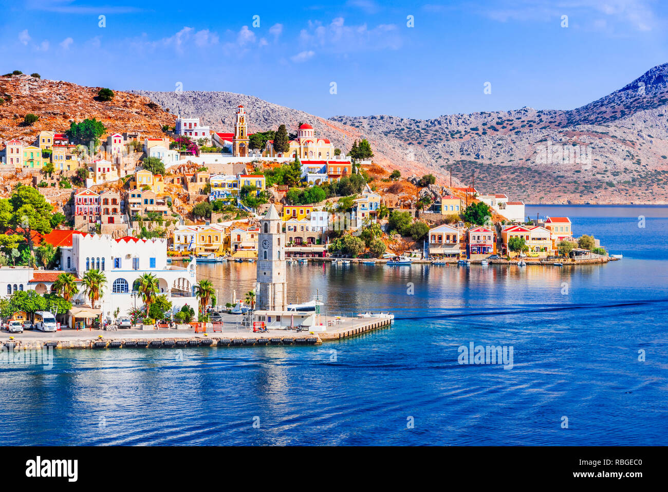 Symi, Griechenland. Farbige Häuser Dorf in Dodekanes Inseln, Rhodos. Stockfoto