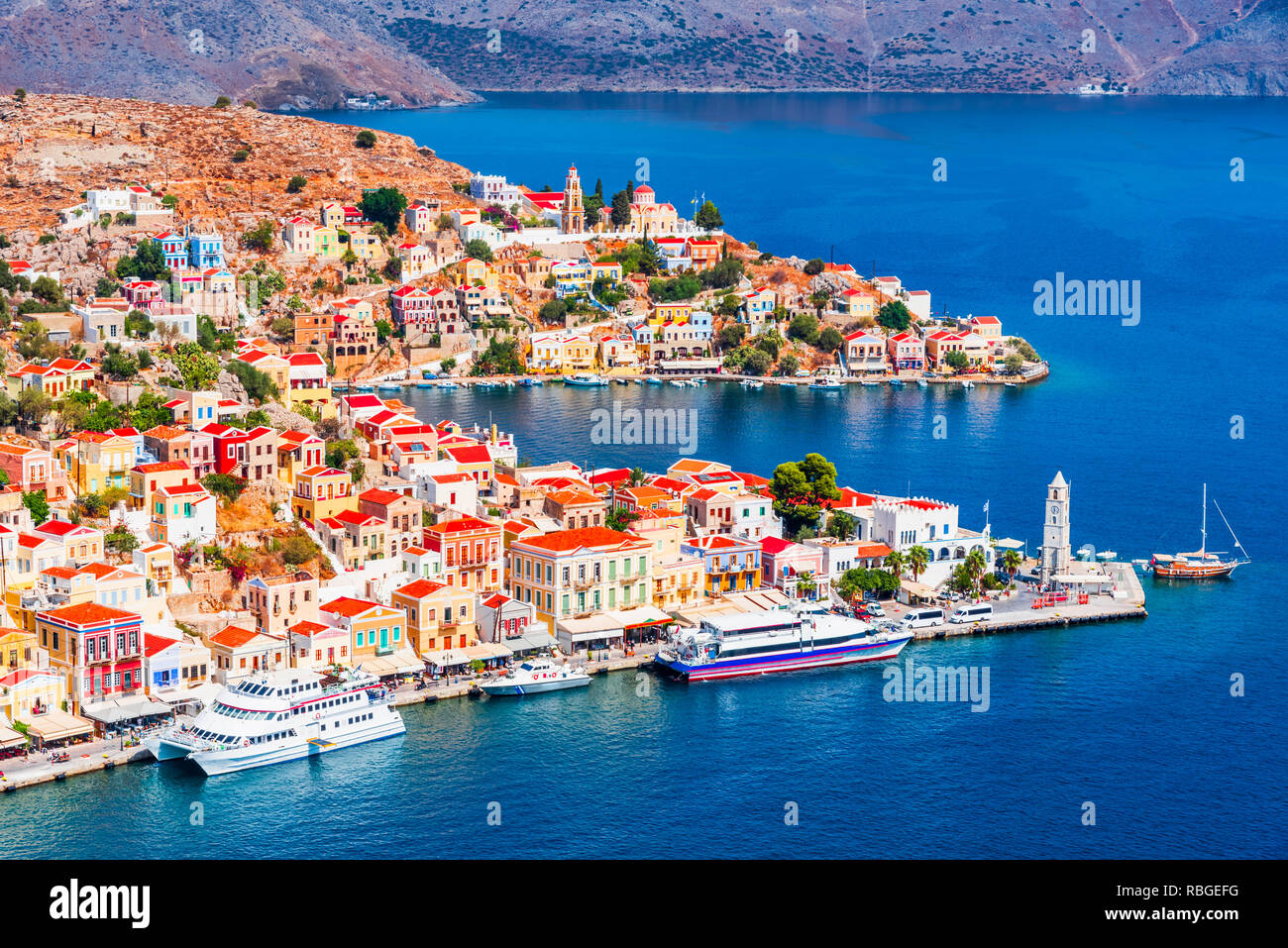 Symi, Griechenland. Farbige Häuser Dorf in Dodekanes Inseln, Rhodos. Stockfoto
