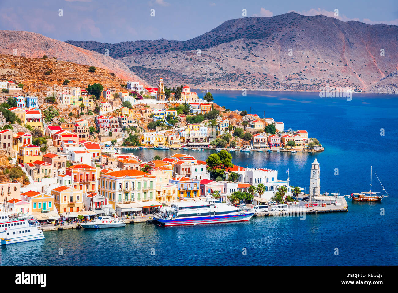 Symi, Griechenland. Farbige Häuser Dorf in Dodekanes Inseln, Rhodos. Stockfoto