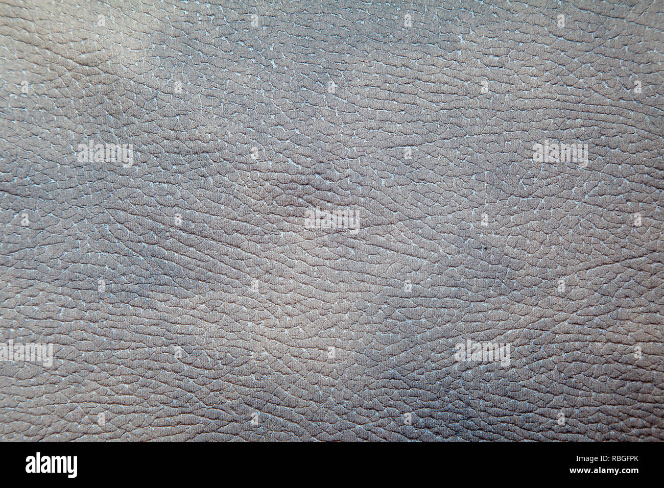 Graue Lederausstattung für Möbel als Hintergrund indoor closeup Stockfoto