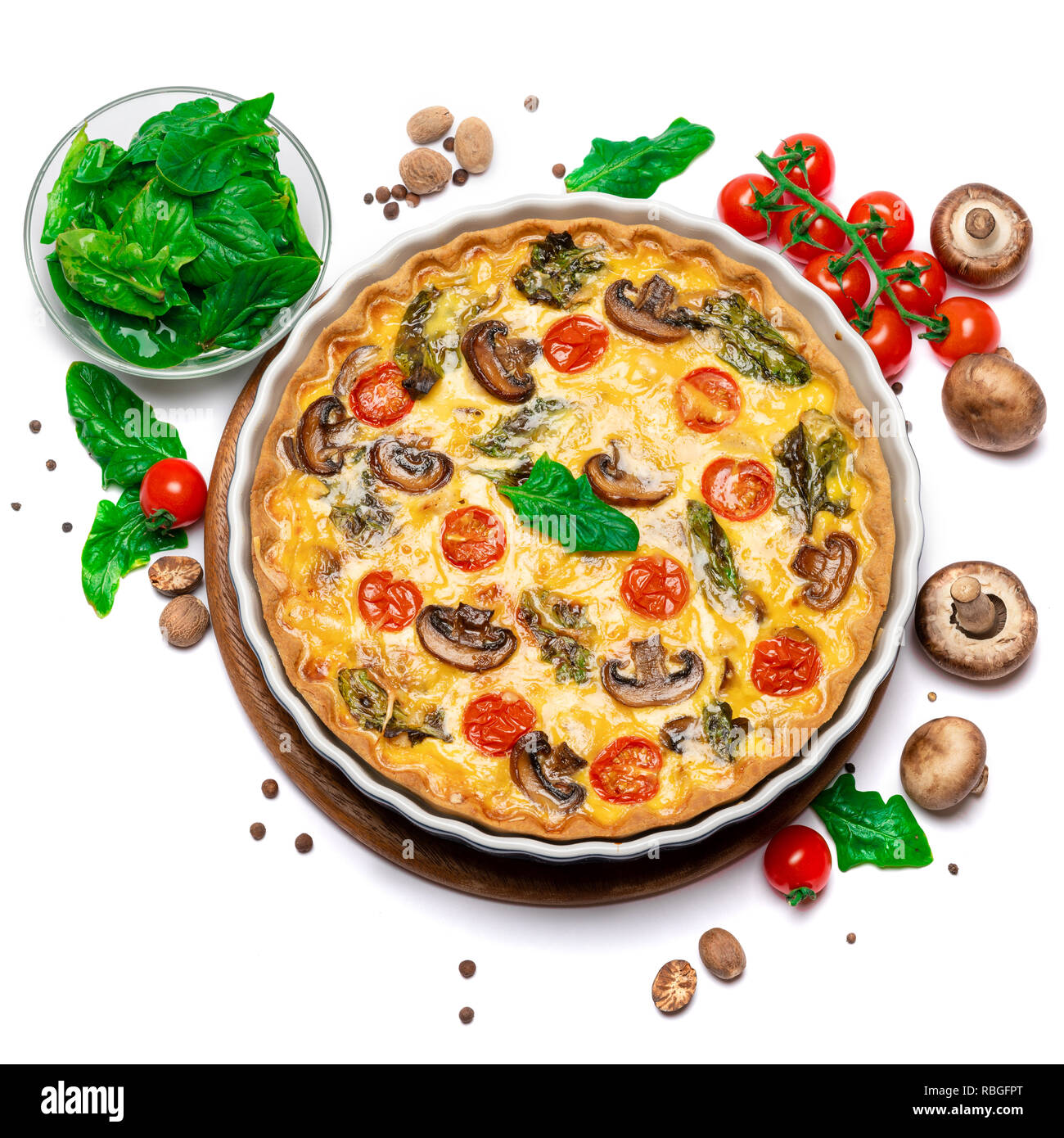 Gebackene Hausgemachte Quiche Torte backen Form in Keramik Stockfoto