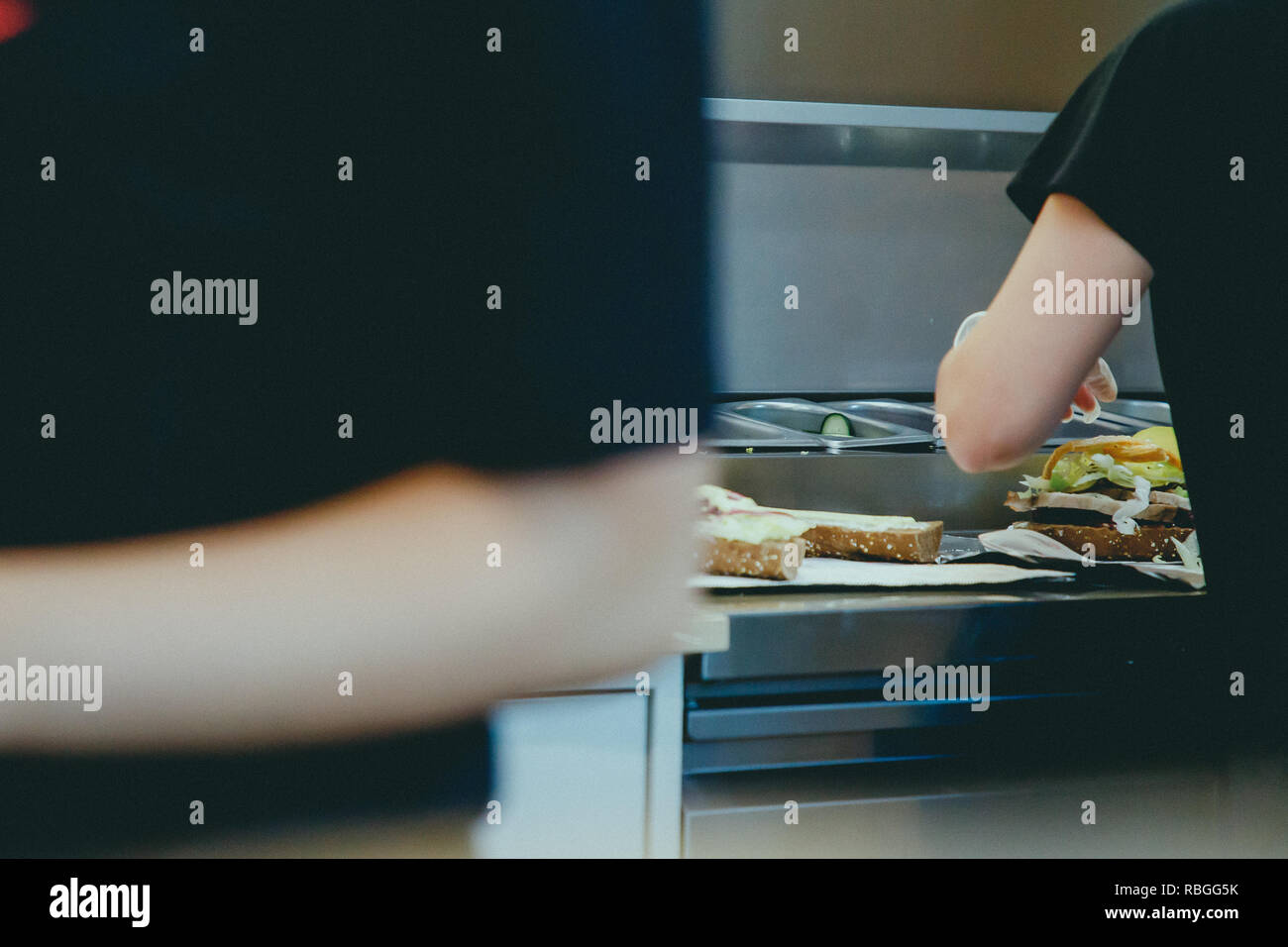 Fastfood in der frische Baguette mit Hähnchen in Diner Restaurant Stockfoto