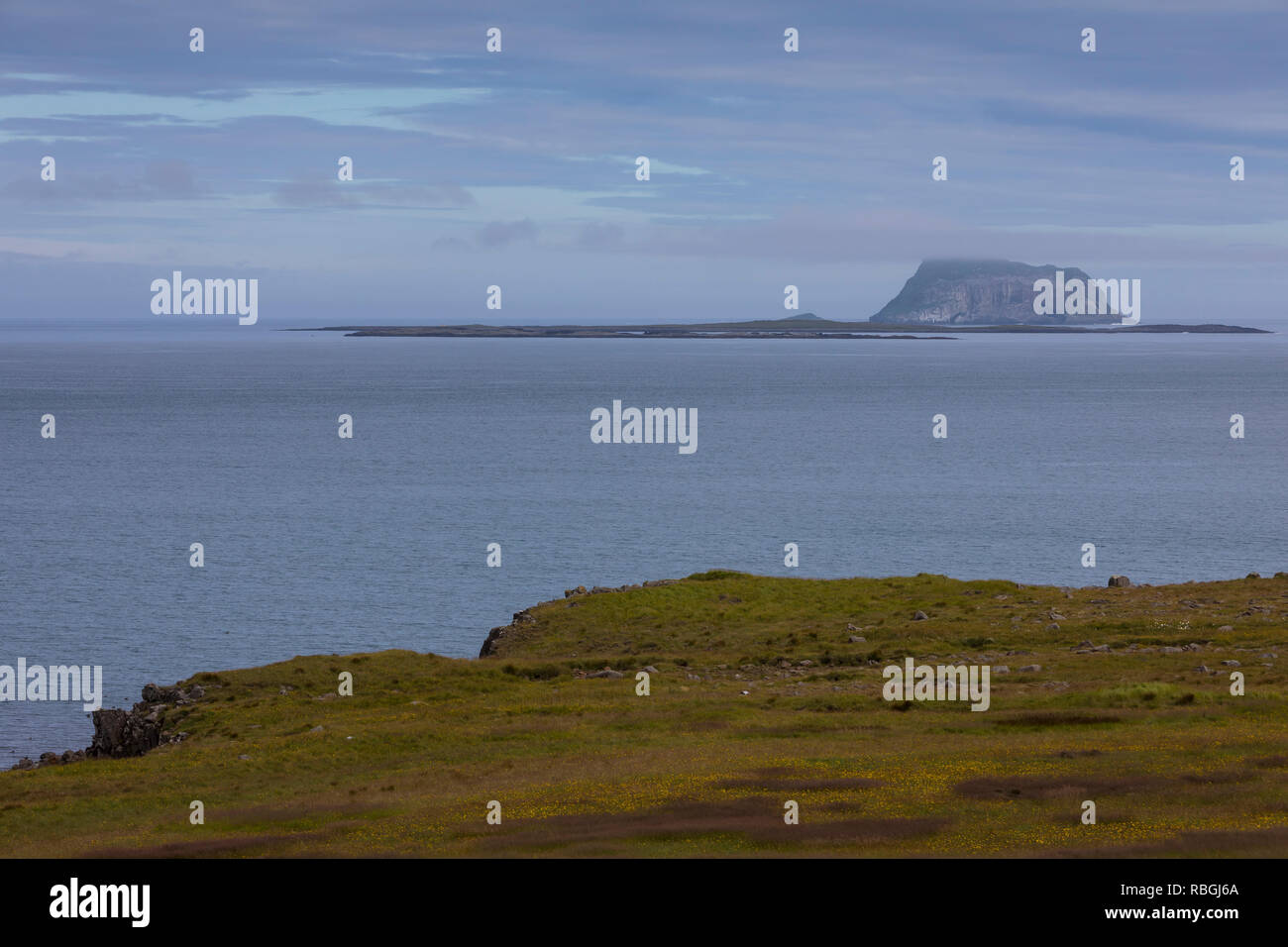 Fjord, Fáskrúðsfjörður, Faskrudsfjördur, im Osten von der Insel, mit der Felsinsel Skrúður, Skrudur Stockfoto