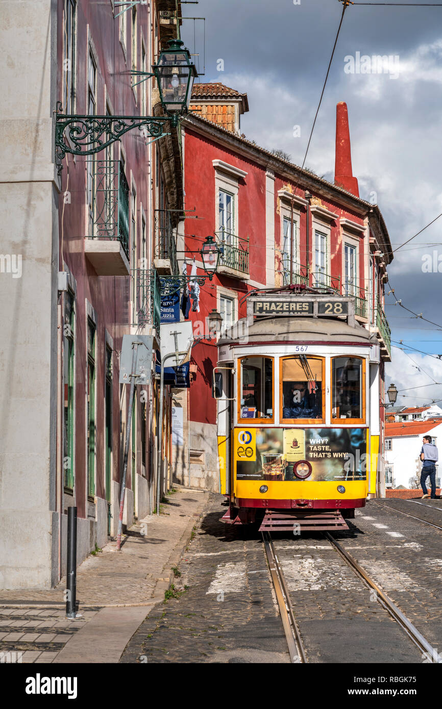 Straßenbahn, Stadtteil Alfama, Lissabon, Portugal Stockfoto