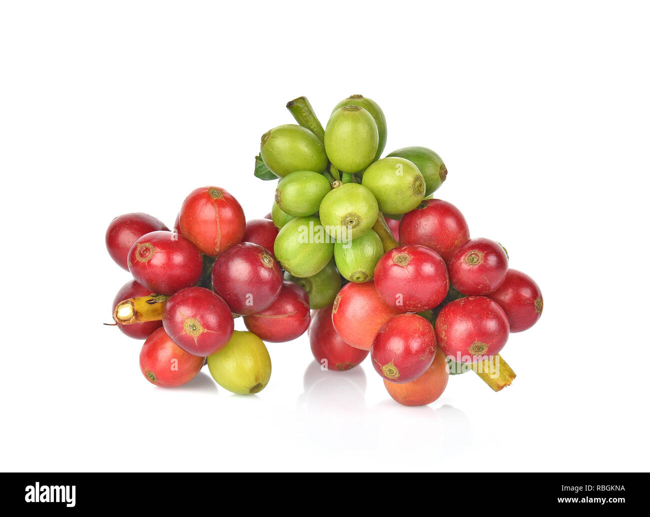 Kaffeebohnen auf weißem Hintergrund. Stockfoto