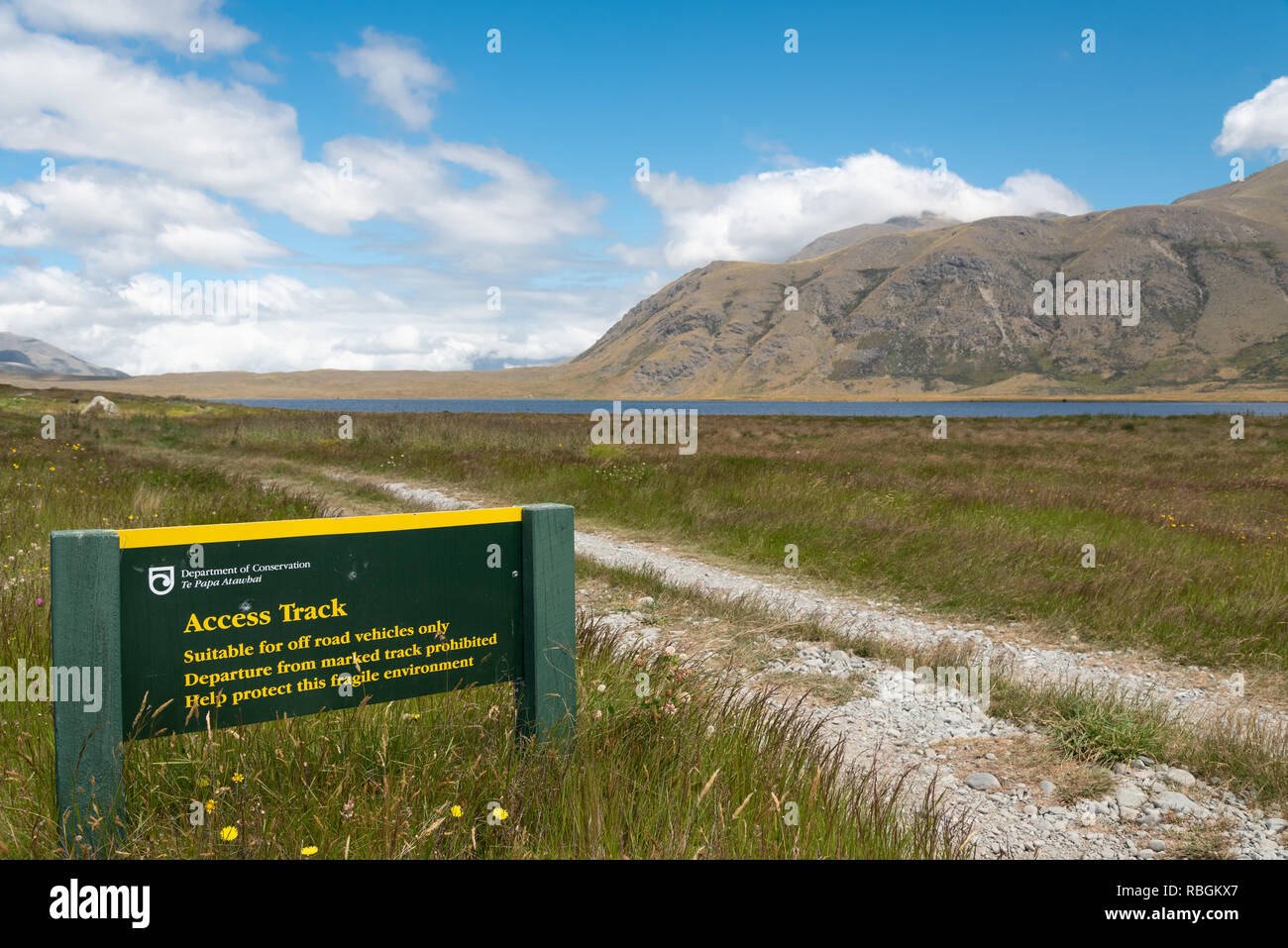 Anmelden Warnung, dass der Zugang durch den See Emma nur für Off Road Fahrzeuge geeignet ist. South Island, Neuseeland. Stockfoto