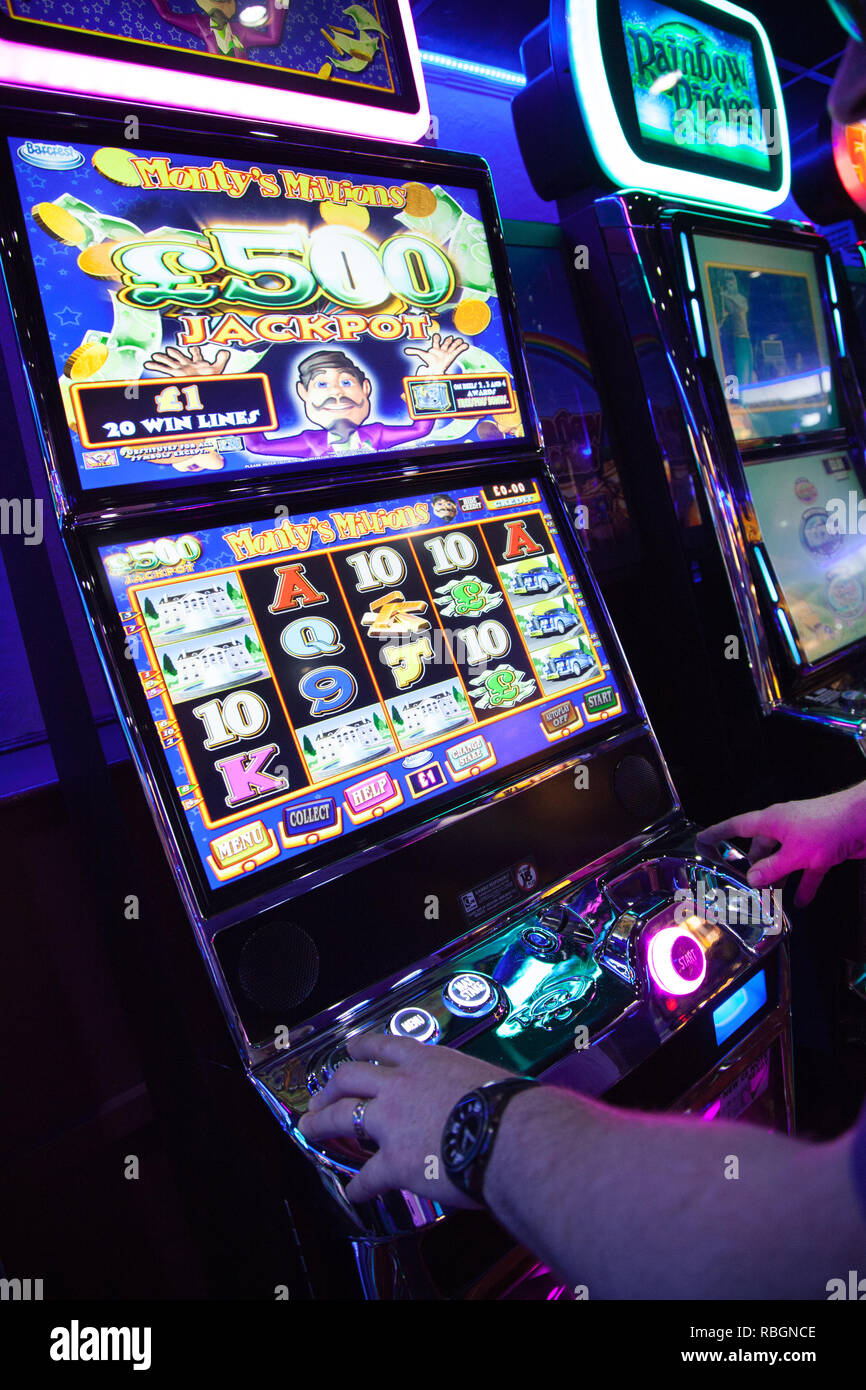 ein-mann-spielen-high-stakes-spielewetten-zu-festen-quoten-terminals-in-einem-casinoerwachsene-nur-entertainment-center-in-grossbritannien-rbgnce.jpg