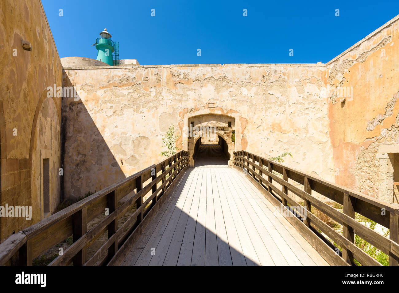 Maniace Schloss in der Insel von Ortigia, Sizilien. Während die Schwäbische Zeitraum von Kaiser Friedrich II. von Schwaben Es verfügt über Türme und ein Leuchtturm errichtet. Stockfoto