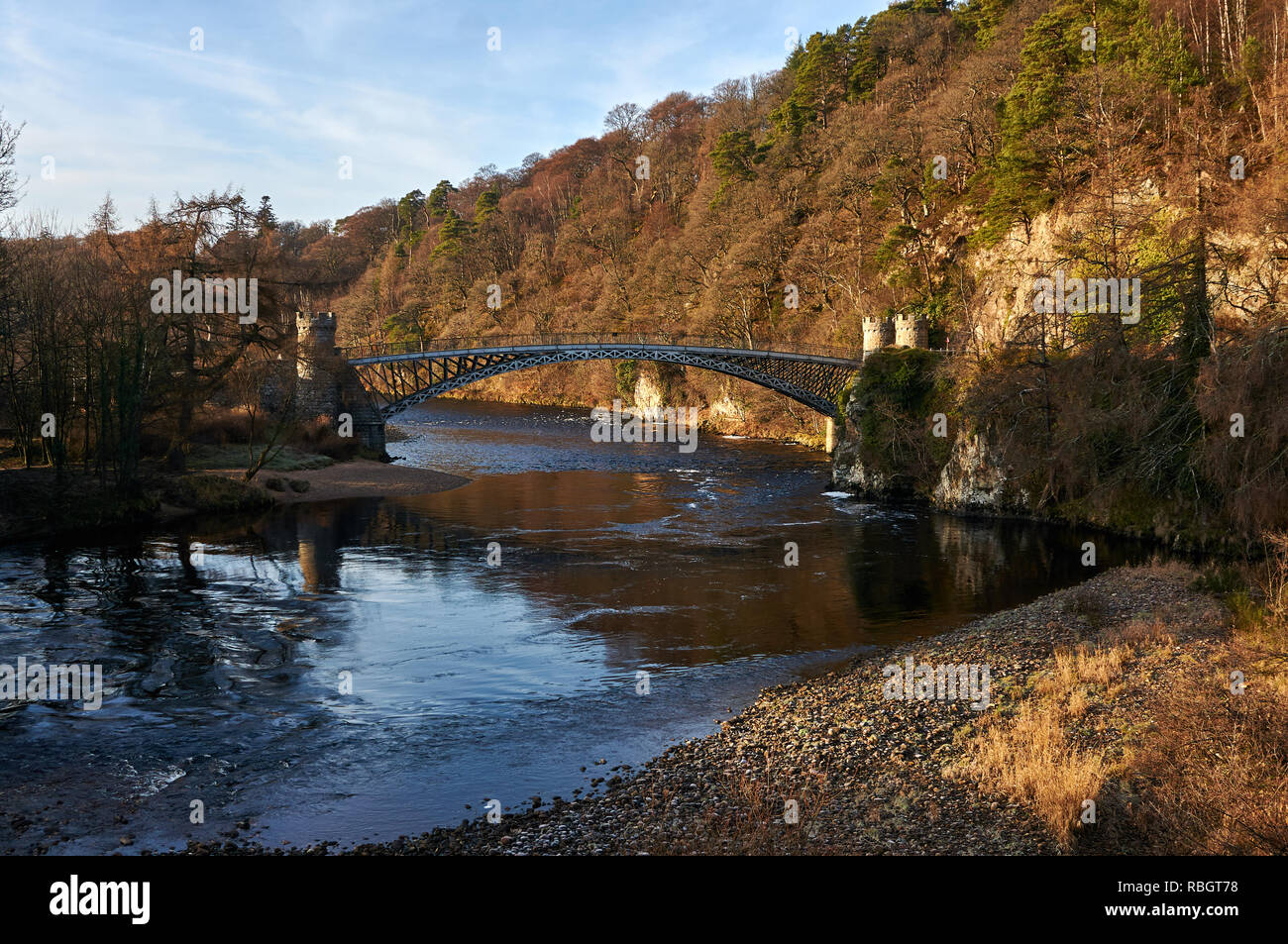 Eine börsennotierte Gusseisen Craigellachie Brücke am River Spey in der Nähe von Aberlour in Moray von Thomas Telford, Craigellachie, Schottland konzipiert Stockfoto