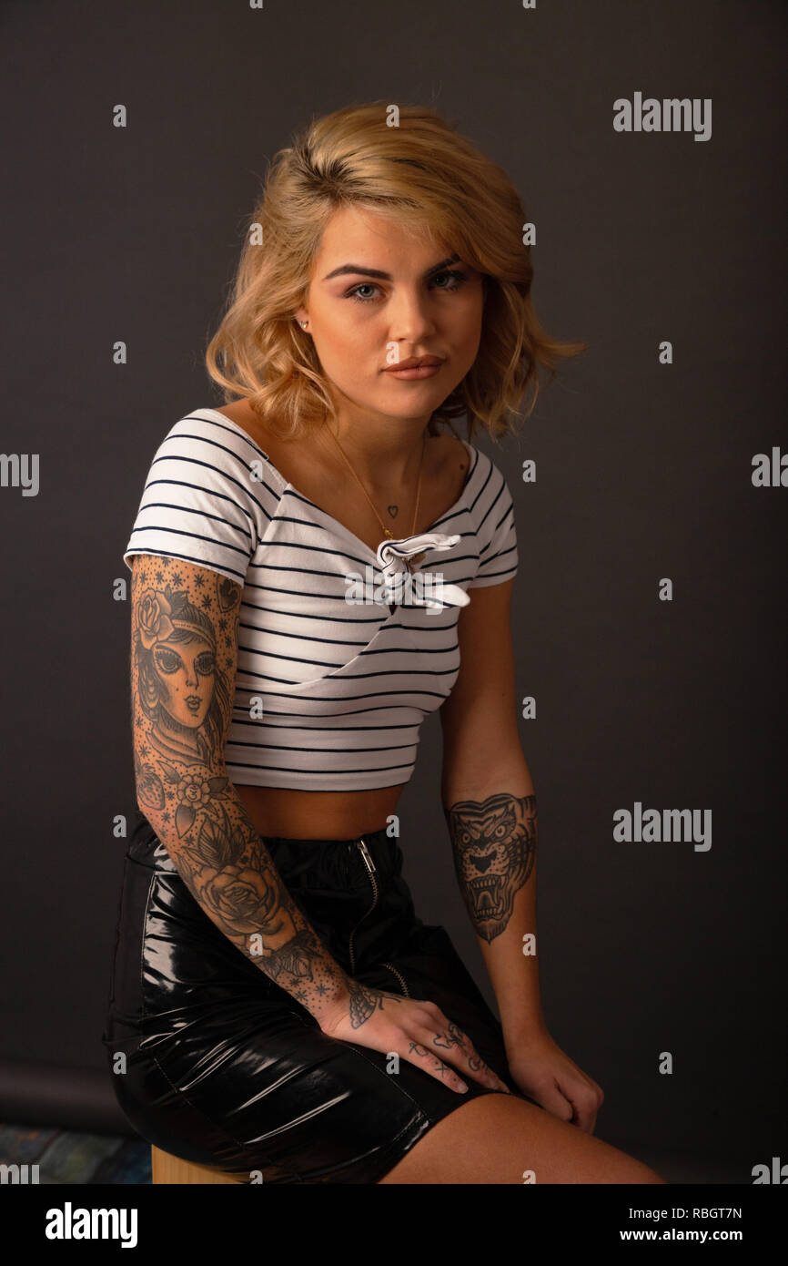 Porträt der schönen Frau mit Tattoos. Stockfoto