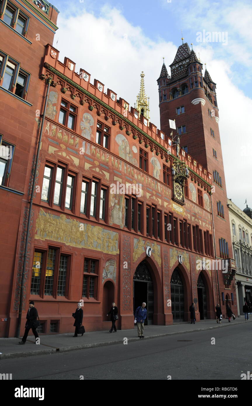 Rotes Backsteingebäude des Basler Rathaus in Basel, Schweiz Stockfotografie  - Alamy