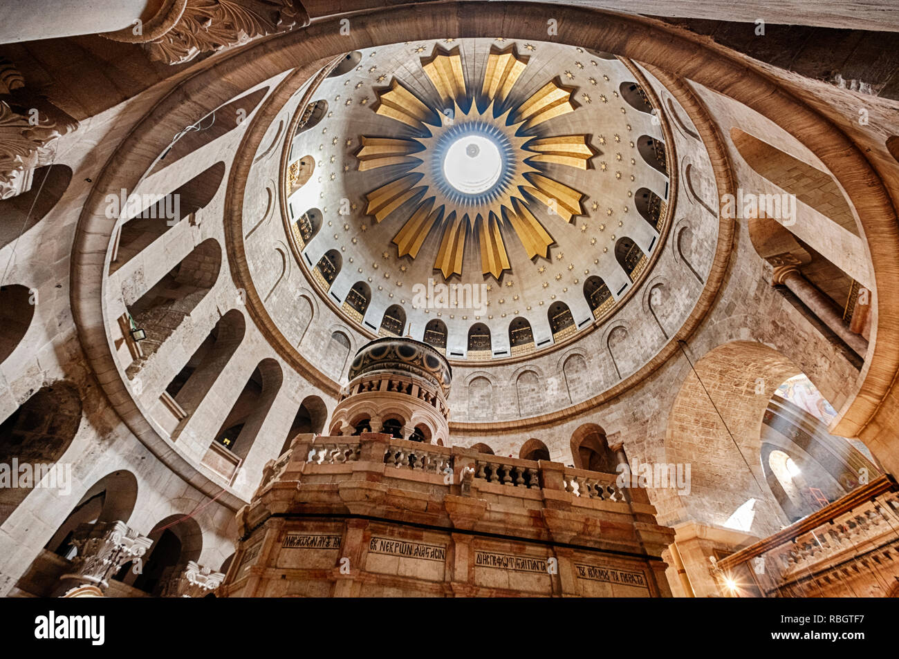 Das Innere der Kirche des Heiligen Grabes in der Altstadt von Jerusalem wird durch das Licht von der Kuppel overhead beleuchtet Stockfoto