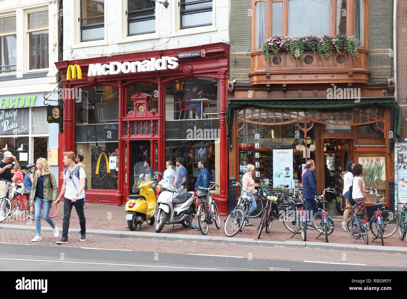 AMSTERDAM, NIEDERLANDE, 8. Juli 2017: Menschen laufen durch McDonald's Restaurant in Amsterdam, Niederlande. McDonald's ist der weltweit größte Restaurant ch Stockfoto