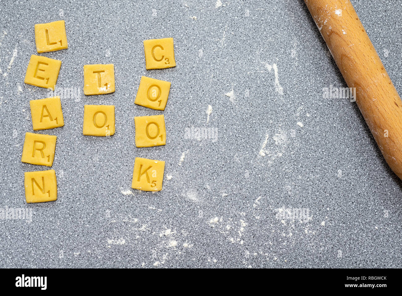 Lernen, zu kochen - scrabble Worte von Keks/Plätzchenteig. Stockfoto